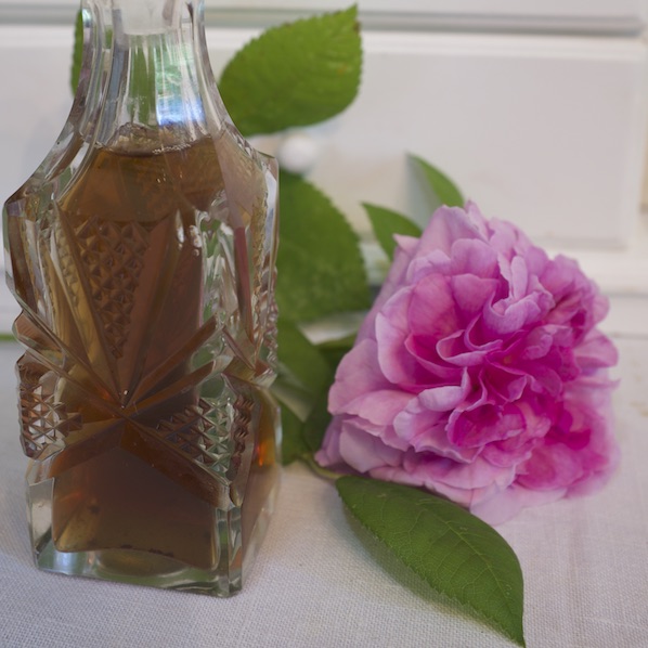 How to make rosewater two simple methods